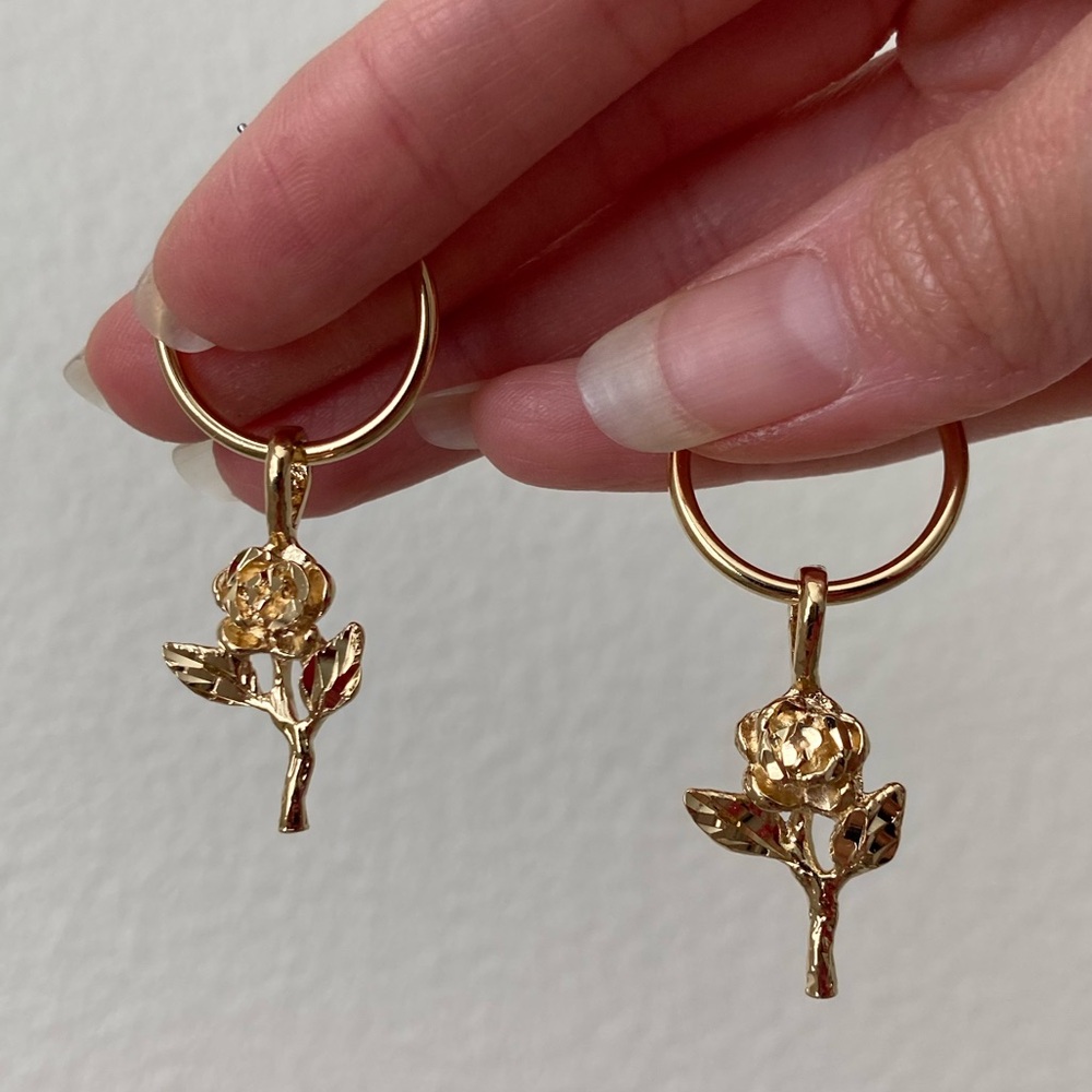 New Vanessa Mooney gold little rose hoops earrings - Picture 2 of 9